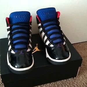 Jordan Aura Max Multi-Color Big Boy 6Y =7 / 7.5 in Women